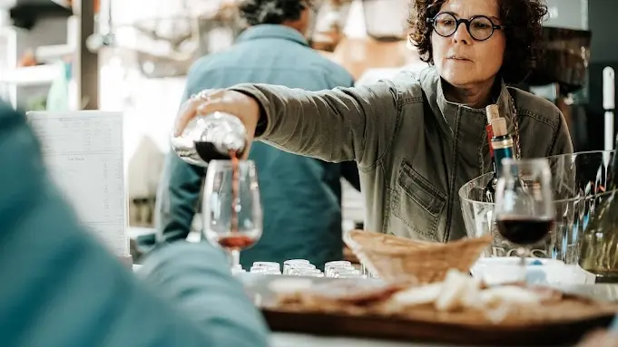 Personnes qui profitent d'un verre de vin