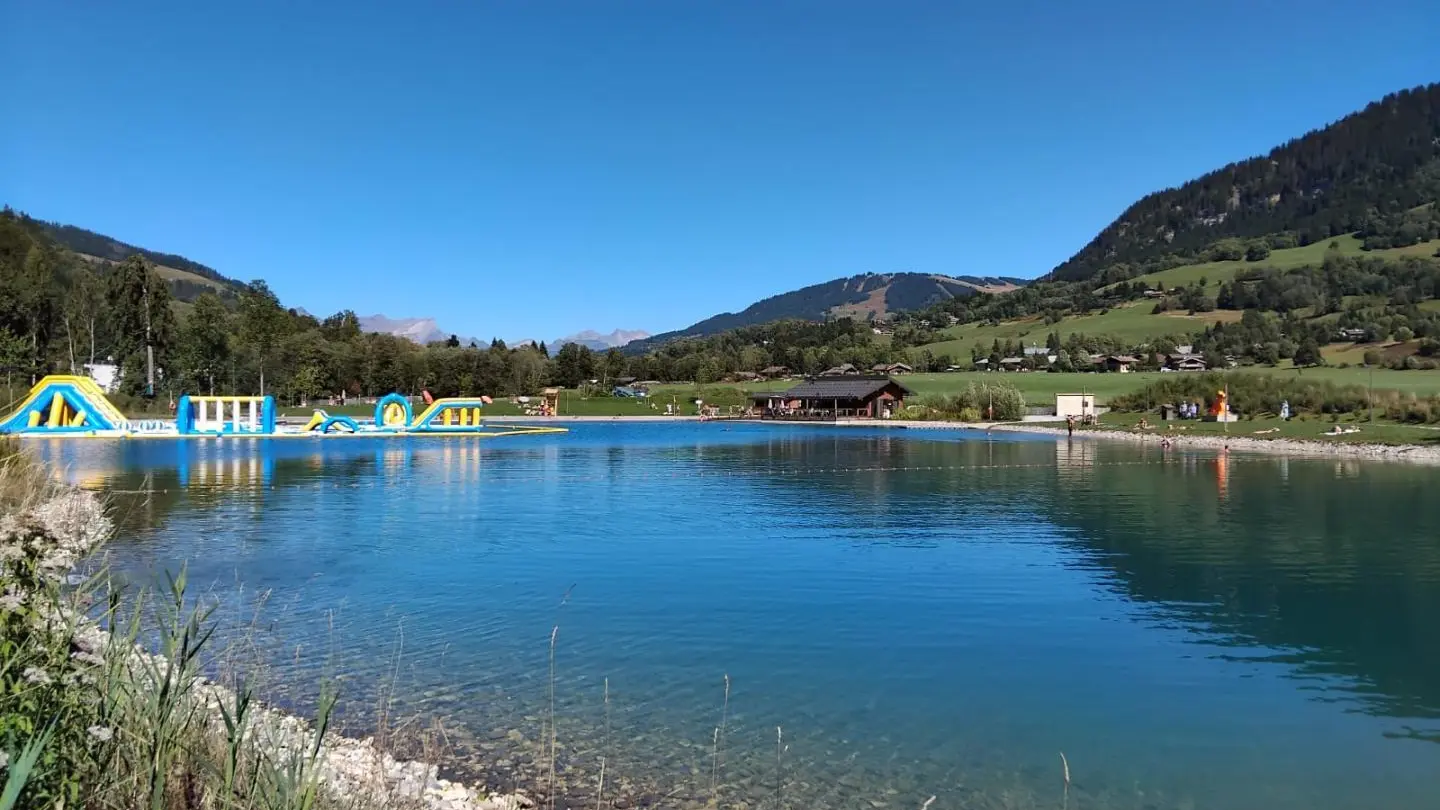 Plan d'eau base de loisirs, baignade à  10 minutes à pieds..