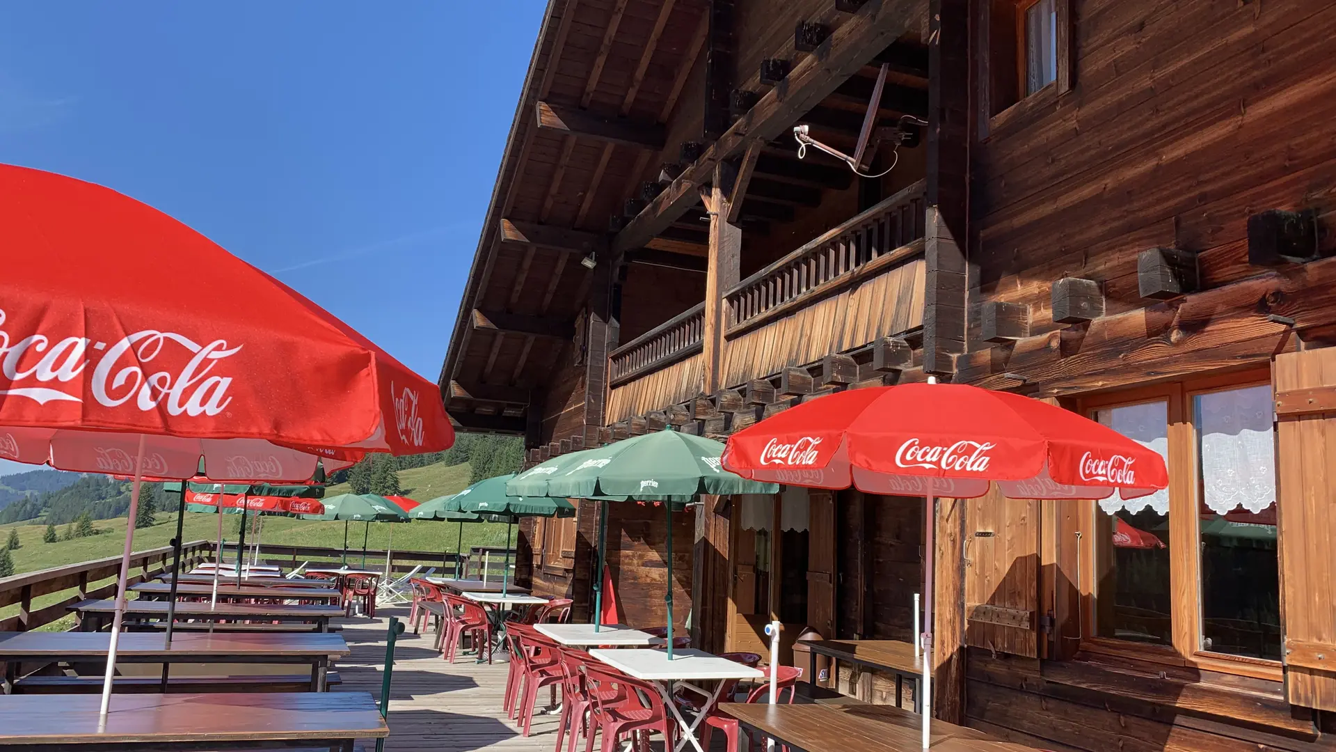 Restaurant d'altitude d'été La Duche sur la route du Col des Annes