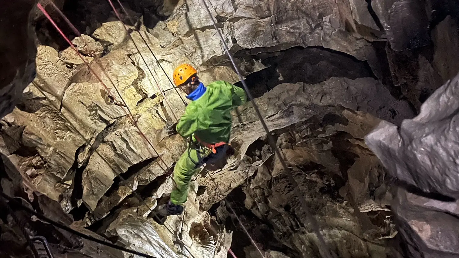 Plongez dans la roche et vivez une expérience inédite entre ombre et lumière. Avec Ecrins Spéléo Canyon