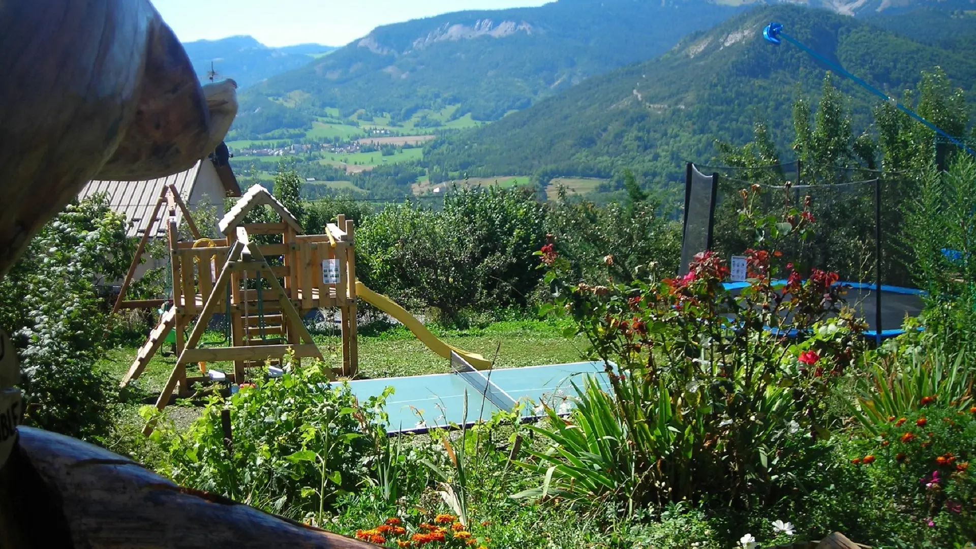 Piscine et aire de jeux