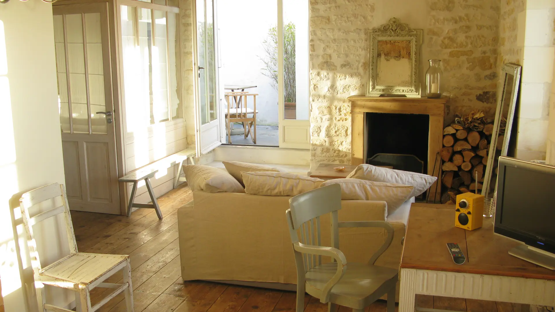 Zimmer mit Kamin und Terrasse