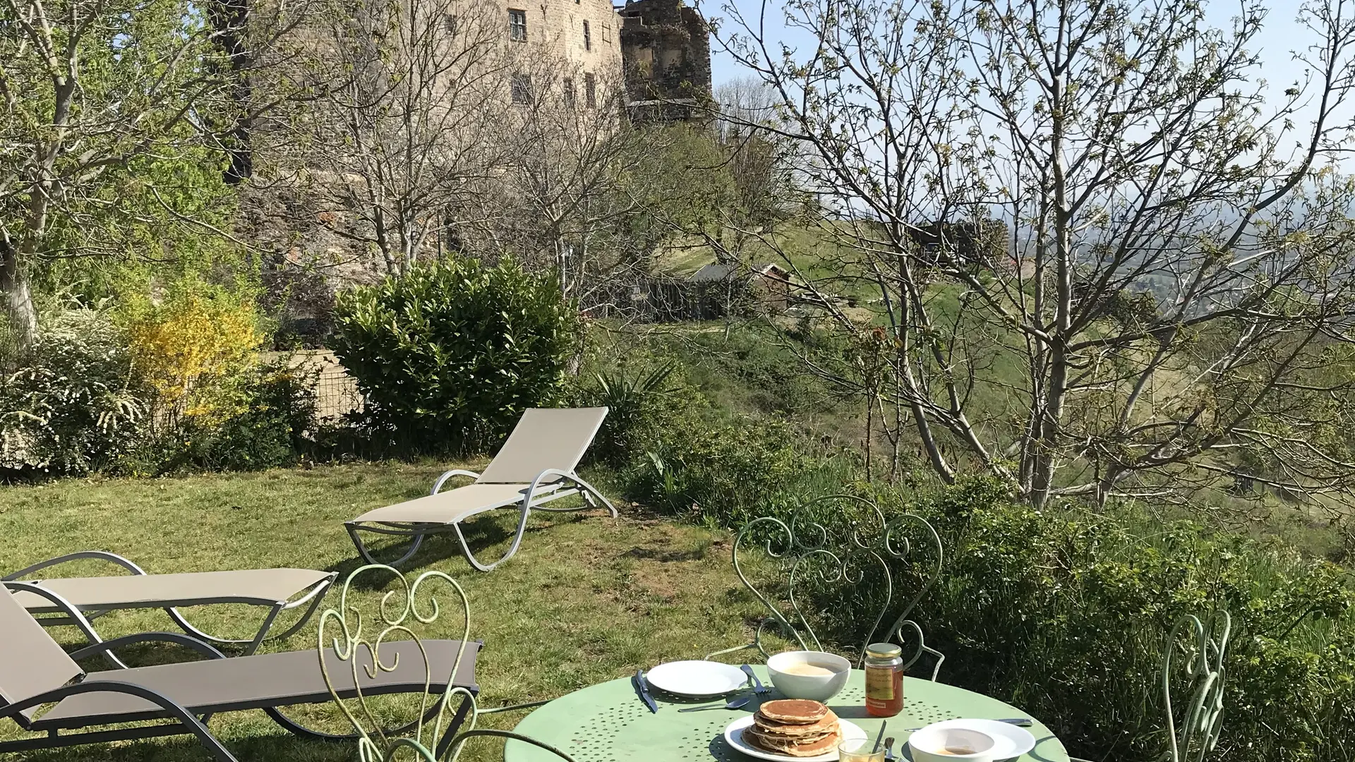 Terrasse avec vue sur Tournoël