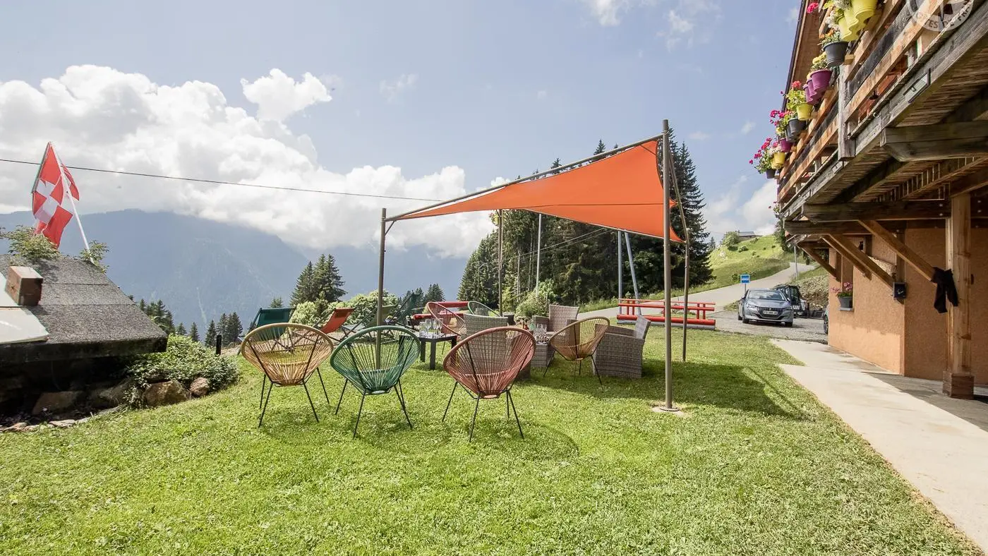 jardin avec salon de jardin, transats