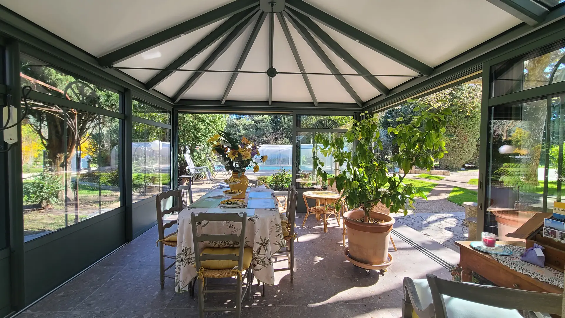 Véranda intérieure du gîte reflet de provence