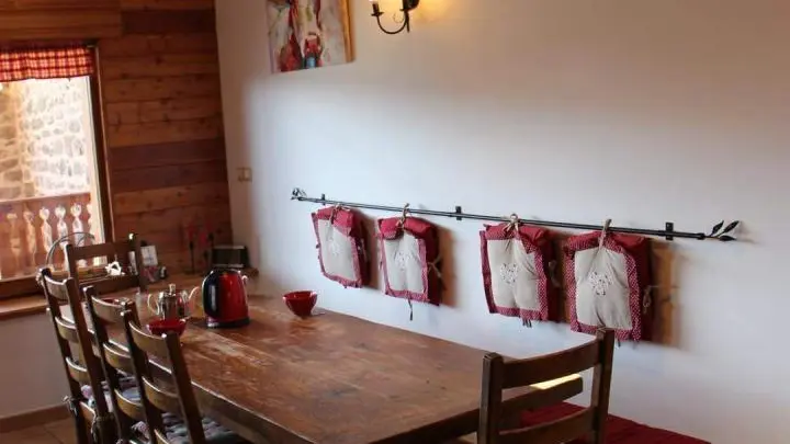 Espace salle à manger avec grande table de ferme