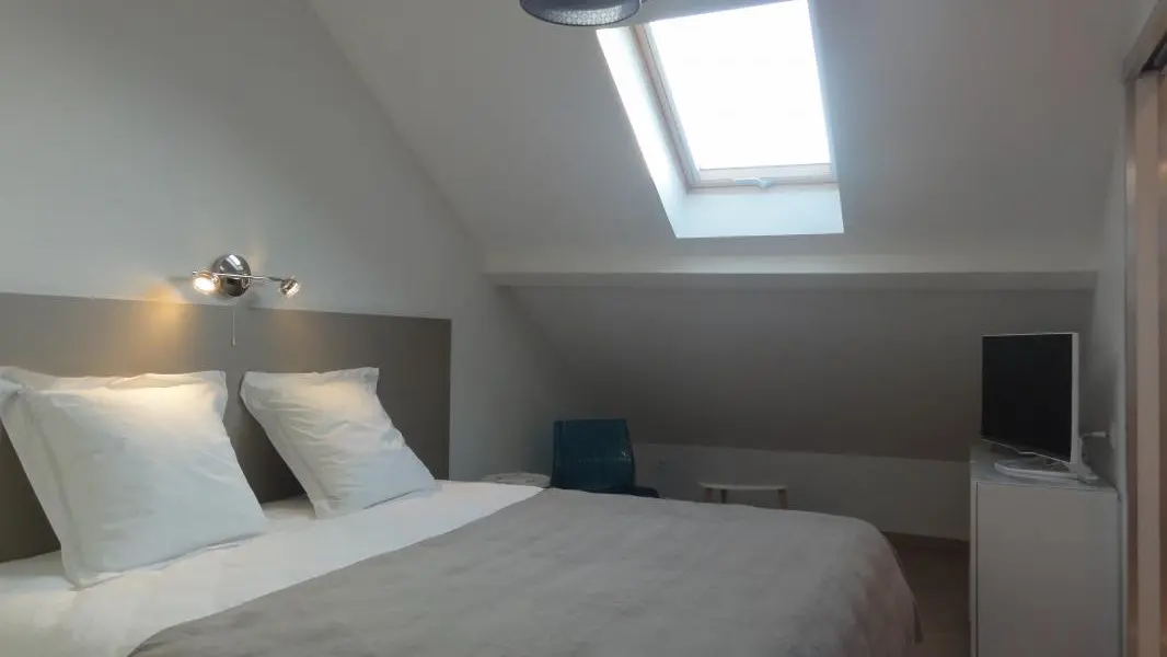 A votre disposition : tête de lit avec liseuse, écran plat, une commode et deux stores velux électriques occultants.