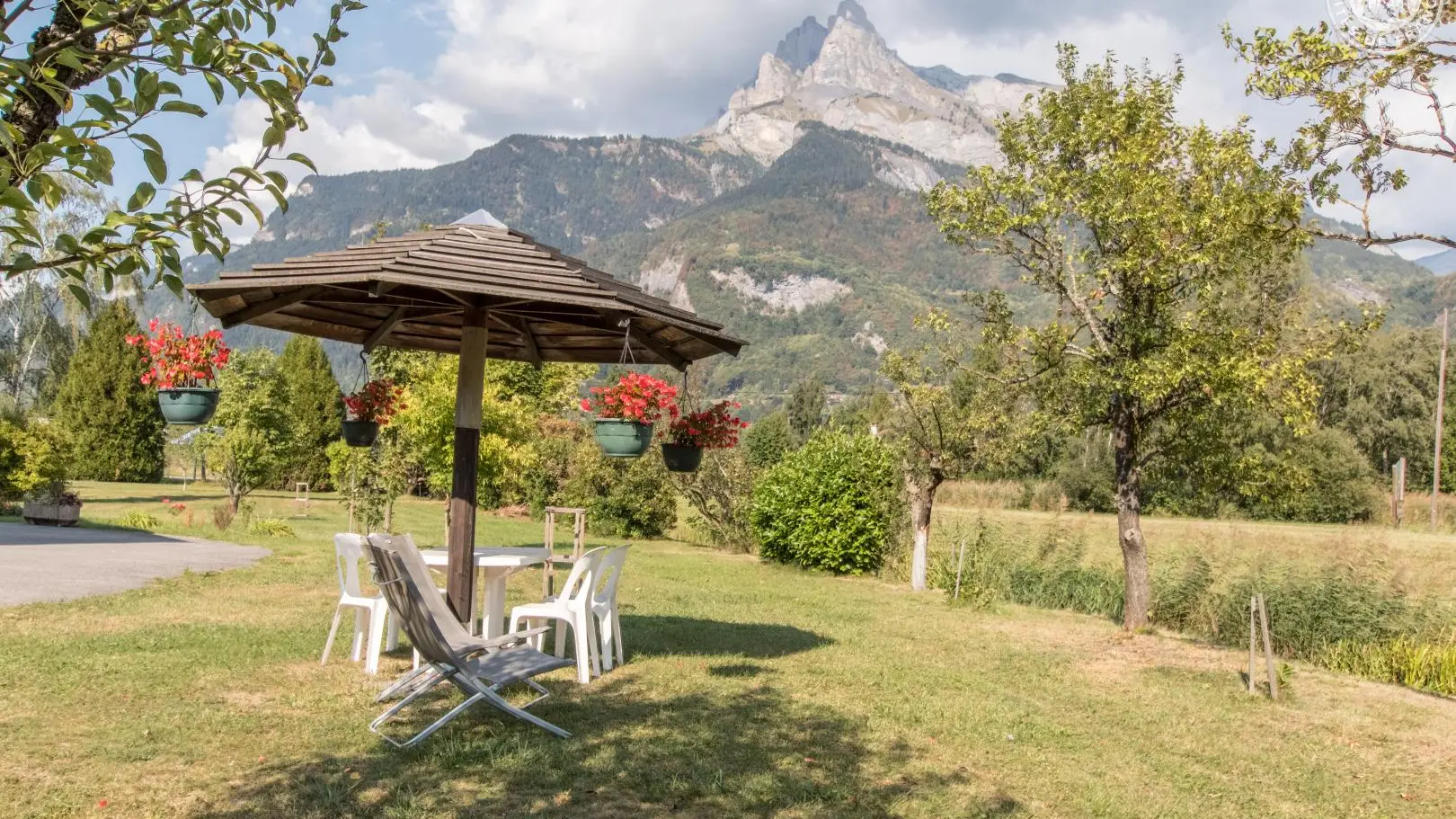 Espace extérieur réservé aux voyageurs