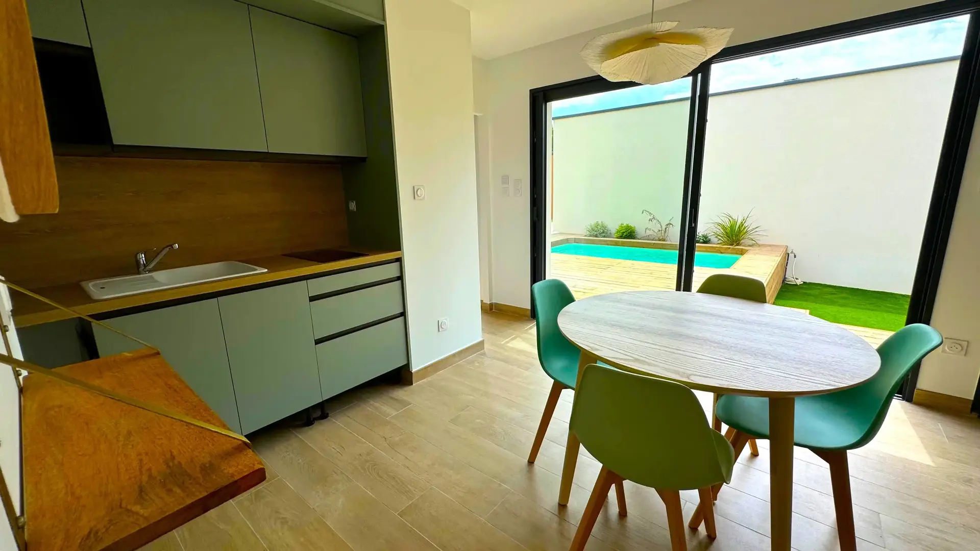 Daya Lodge - Lodge nature_L'Isle-sur-la-Sorgue coin repas vert et bois