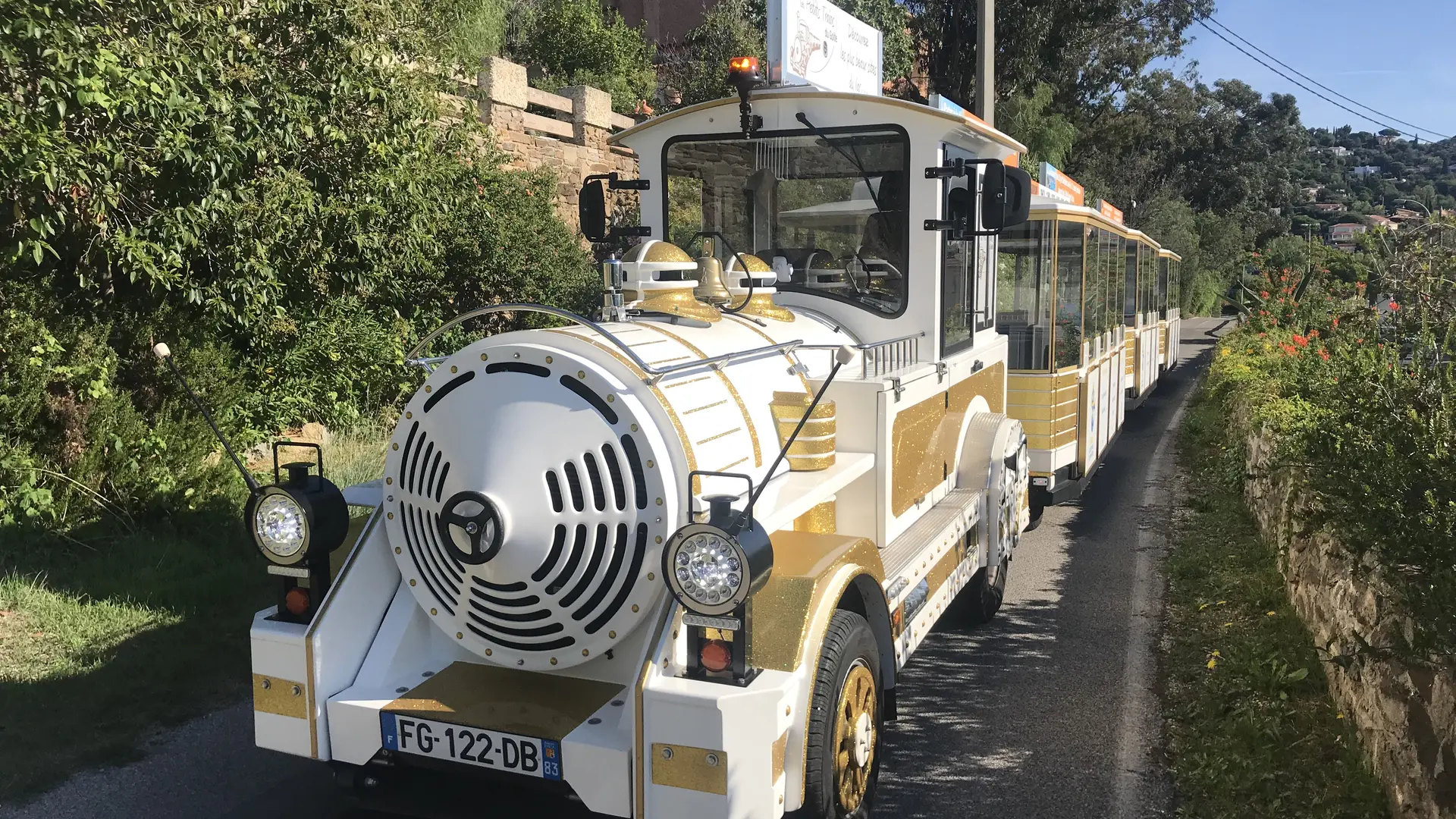 Le Petit Train du Lavandou prend le soleil sur le joli parcours fleuri le long des plages