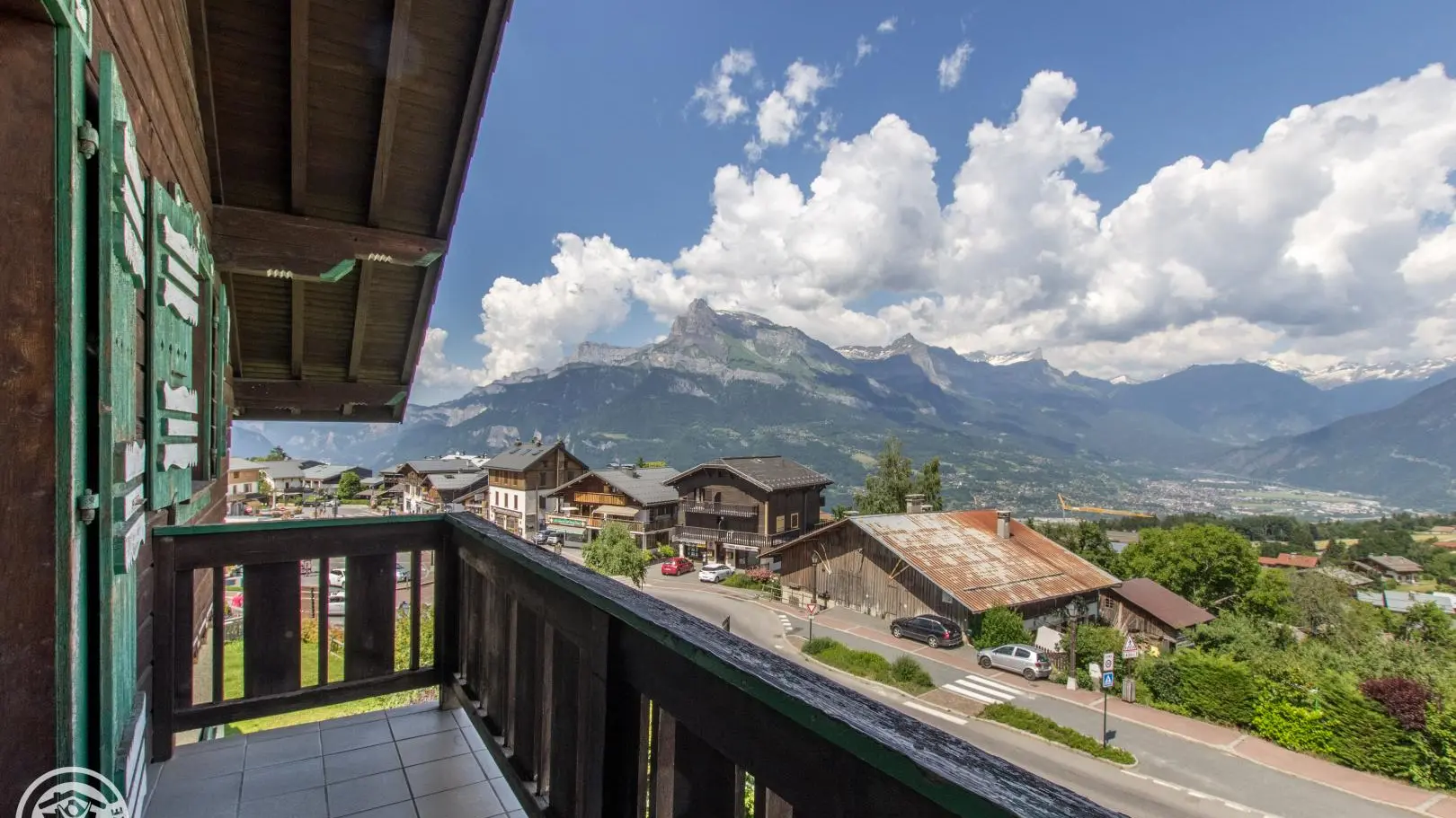 Vue depuis le balcon de l'appartement sur les Aiguilles de Warens et sur le départ du village de Combloux.