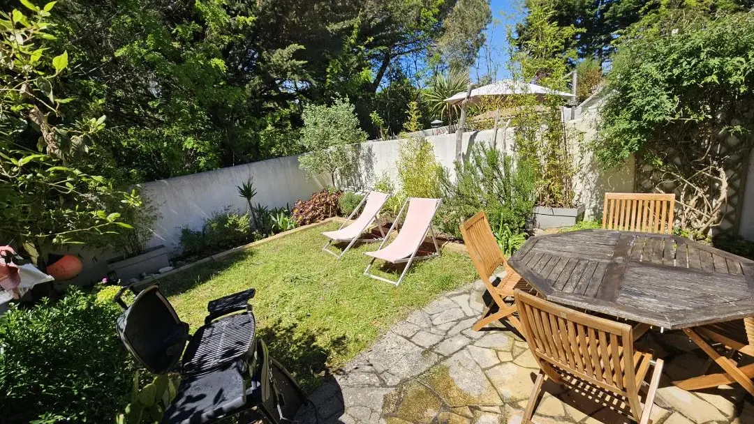 Jardín y terraza con muebles de exterior y barbacoa