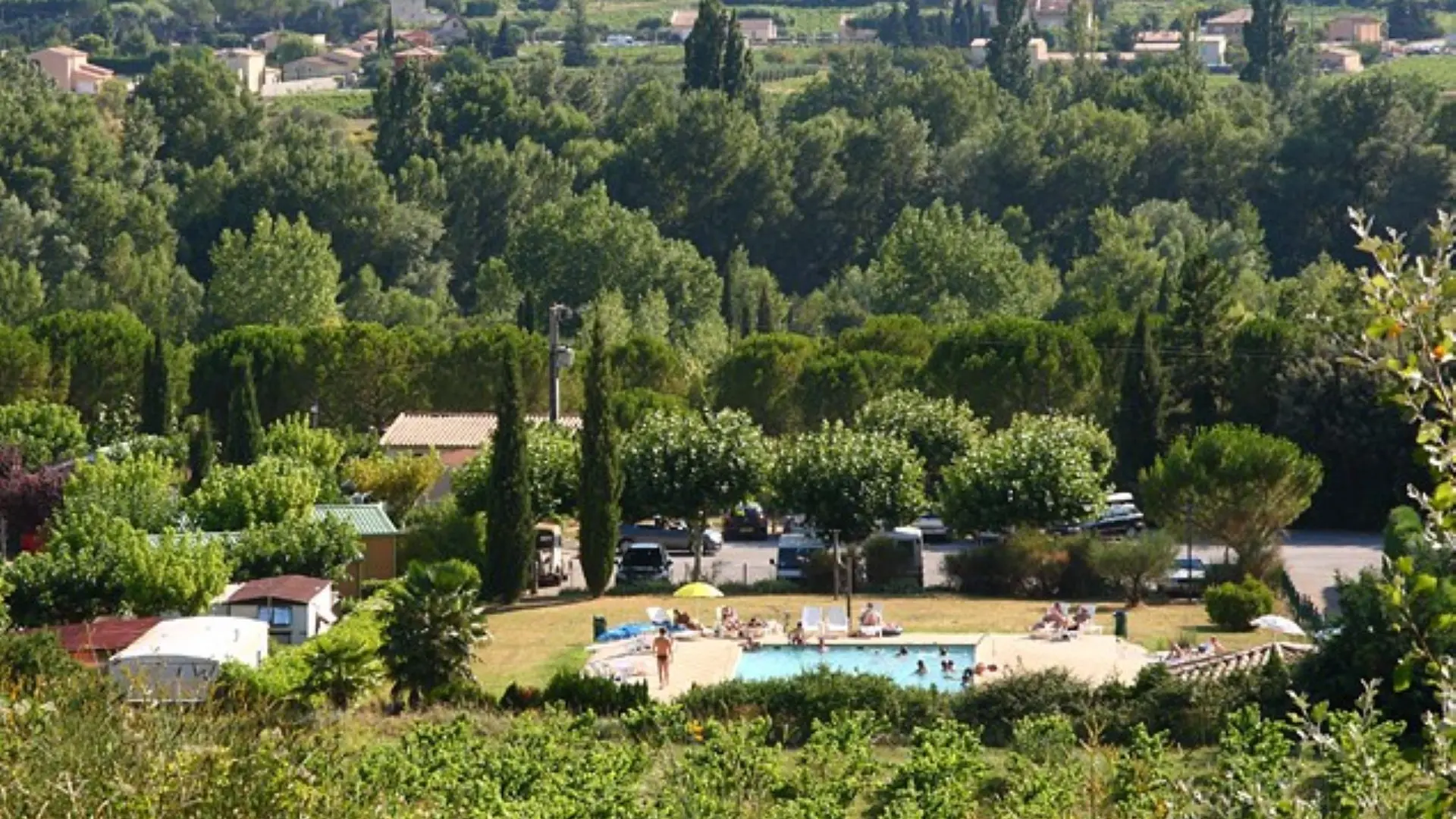 Camping le Voconce piscine et parc locatif