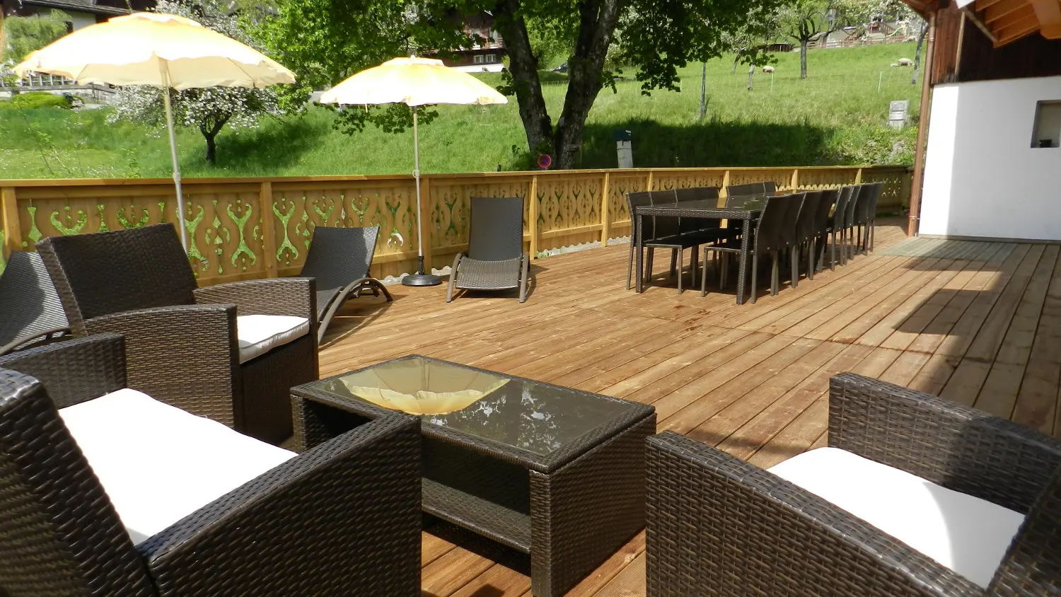 Vue sur le salon de jardin de la terrasse