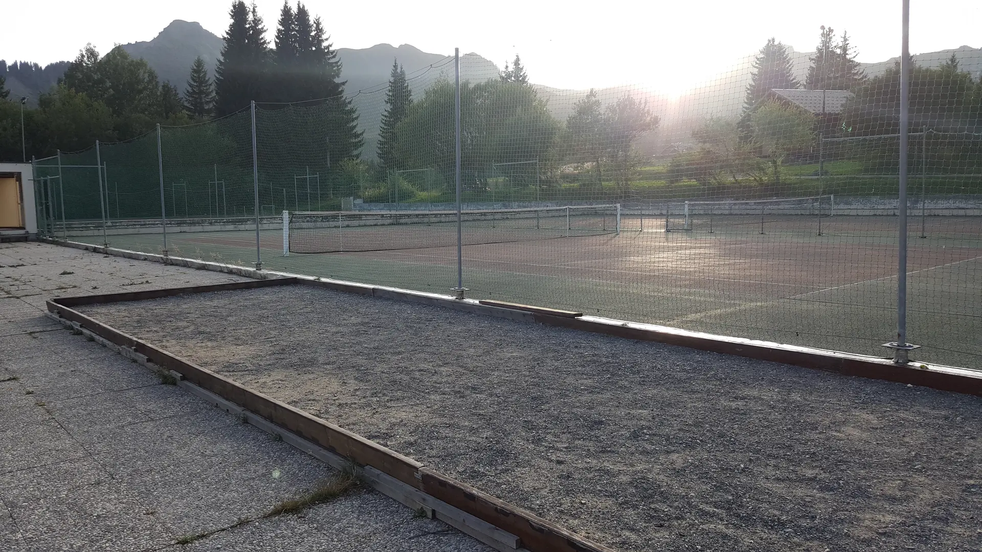 Terrain de pétanque et tennis