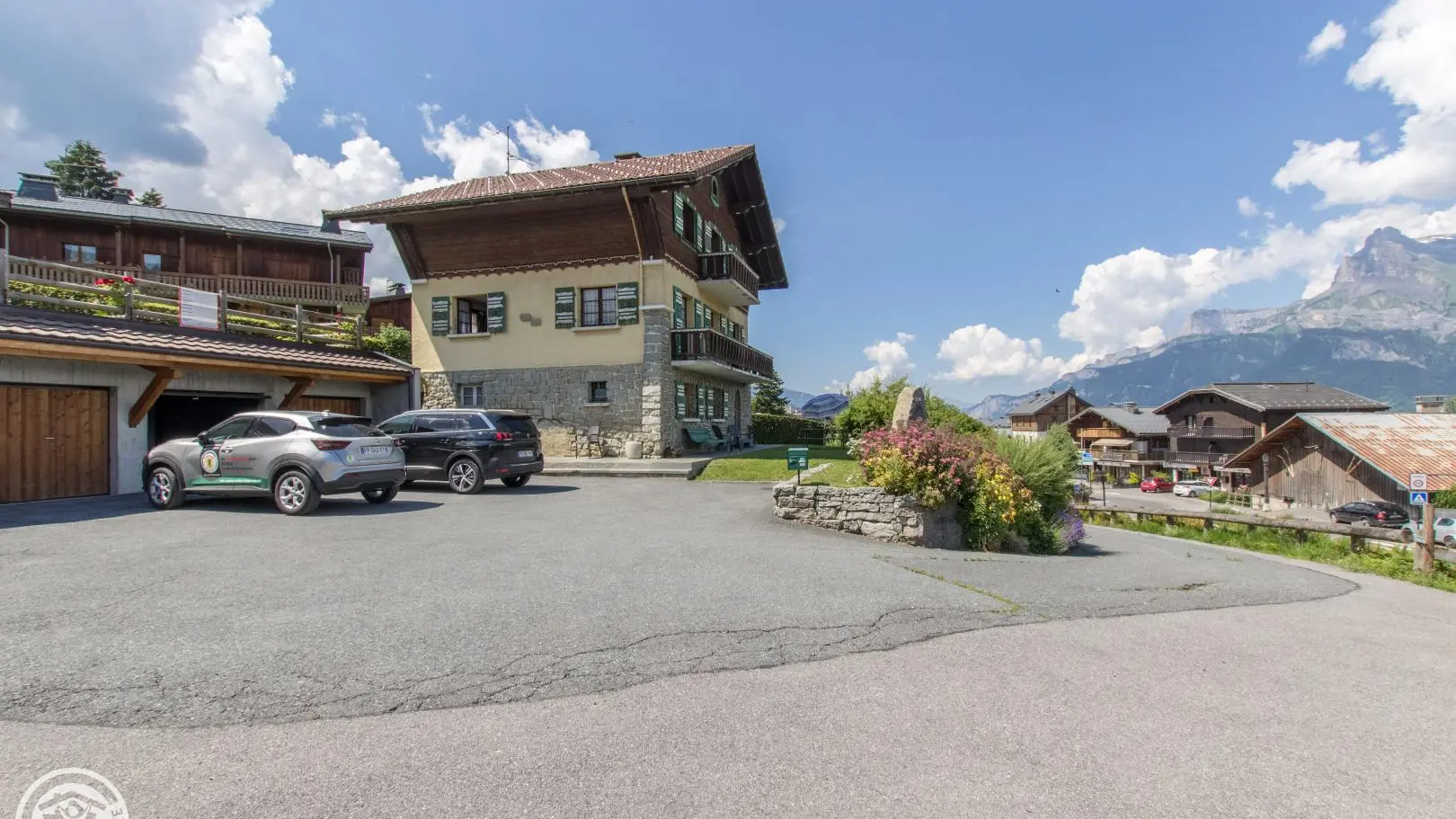 Accès au chalet - garages situés sur la partie gauche.