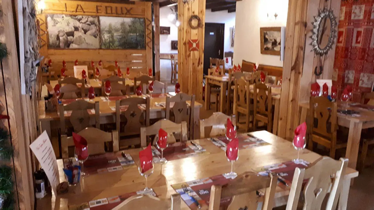 Salle du restaurant, décoration d'intérieur bois et montagne, tables et chaises