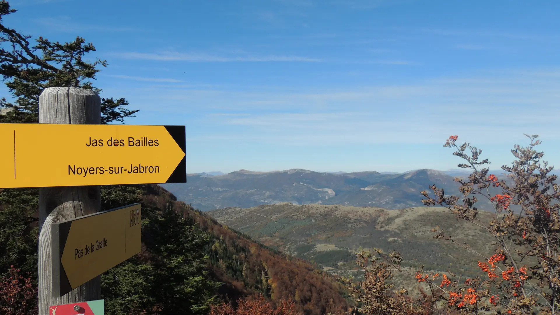 Départ de randonnées au Col du Pas de la Graille