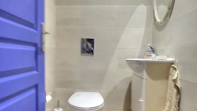 WC indépendant avec lave-main situé au 1er étage.