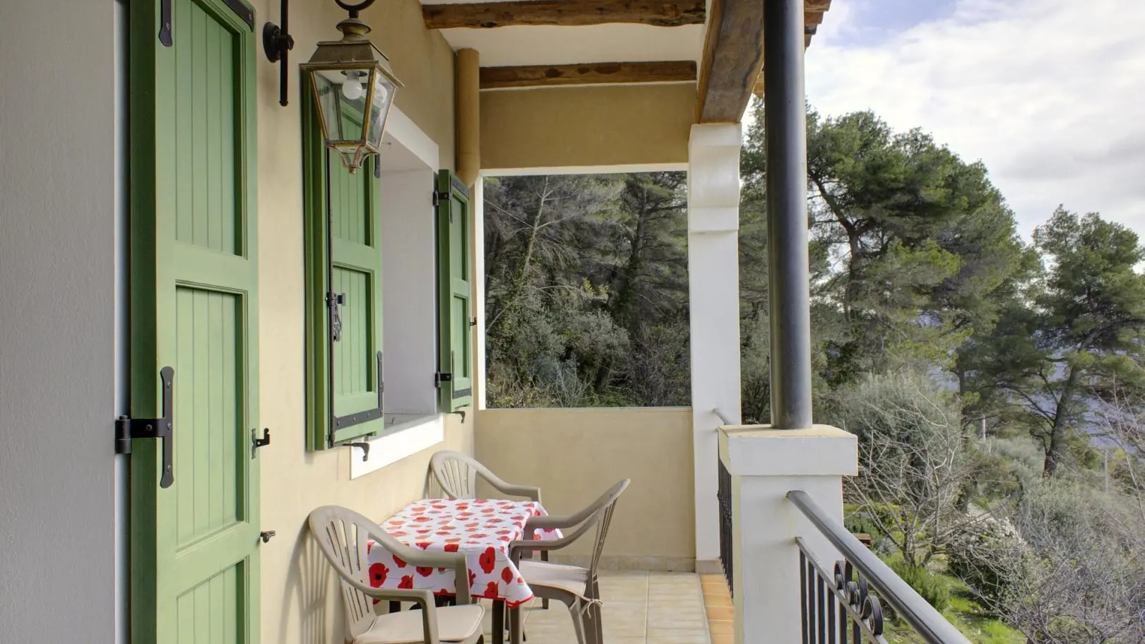 Balcon cuisine Gîte la Maison Blanche à Blausasc Gîtes de France Côte d'Azur Alpes-Maritimes