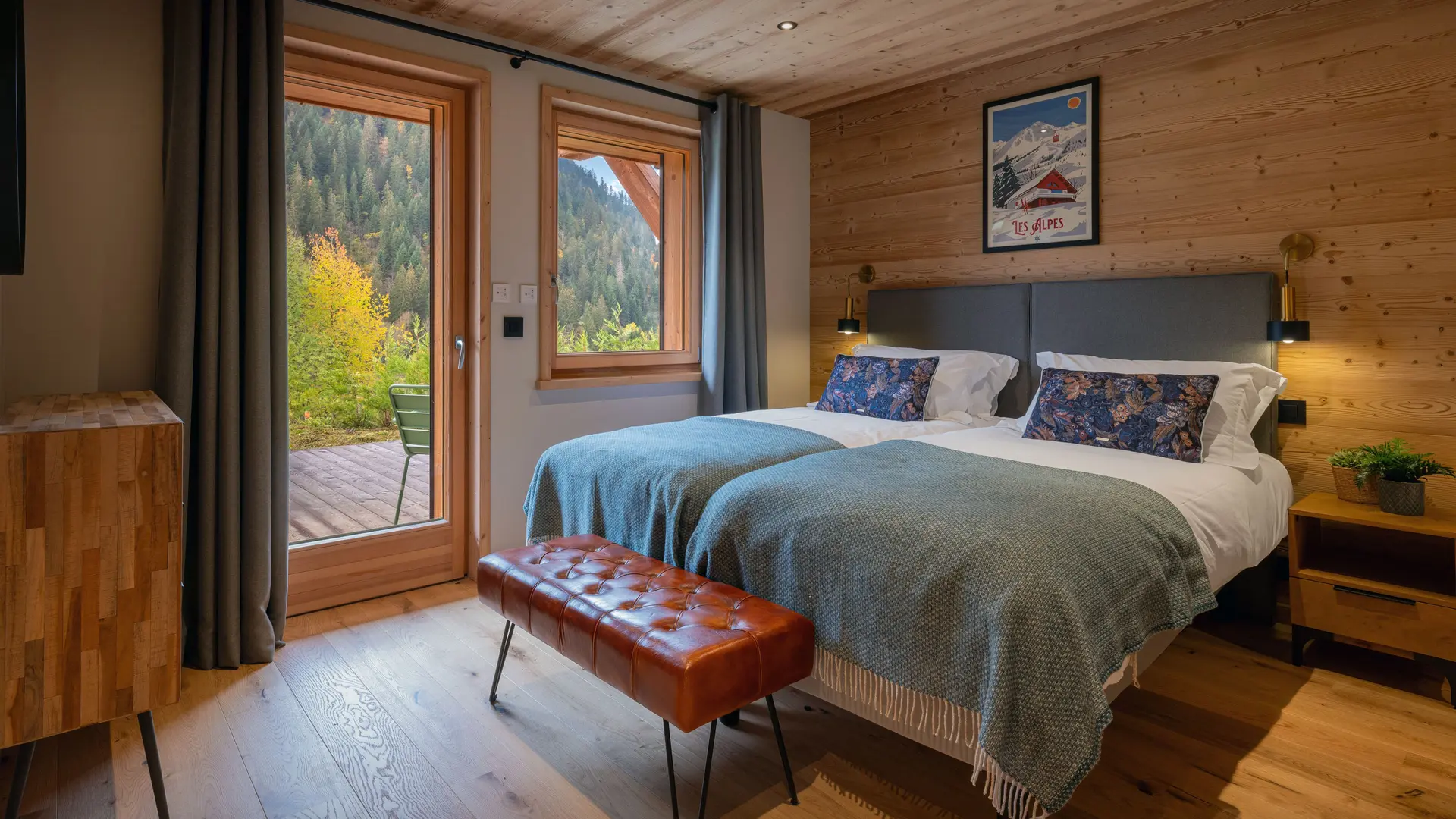 Chambre avec grand lit, porte fenêtre donnant sur le balcon