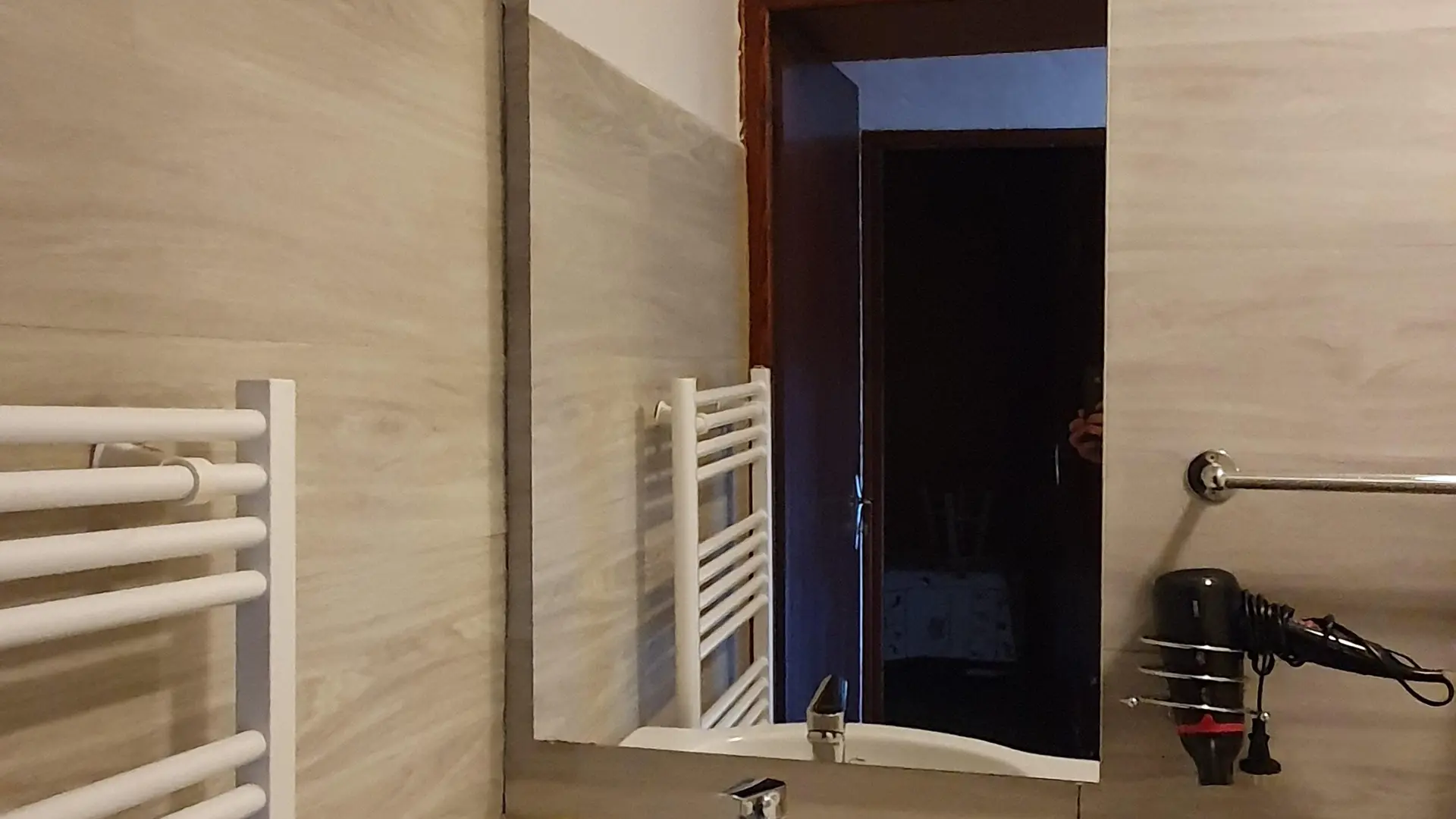 salle de bain avec wc, douche, lavabo