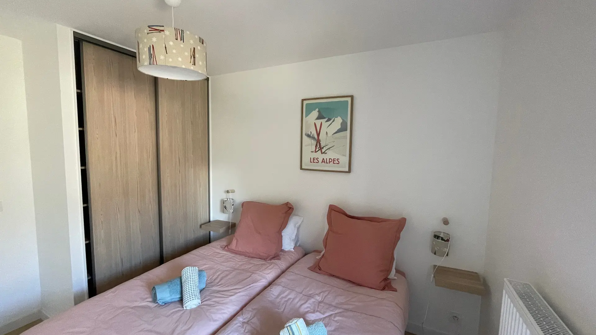 CHAMBRE ROSE AVEC ARMOIRE