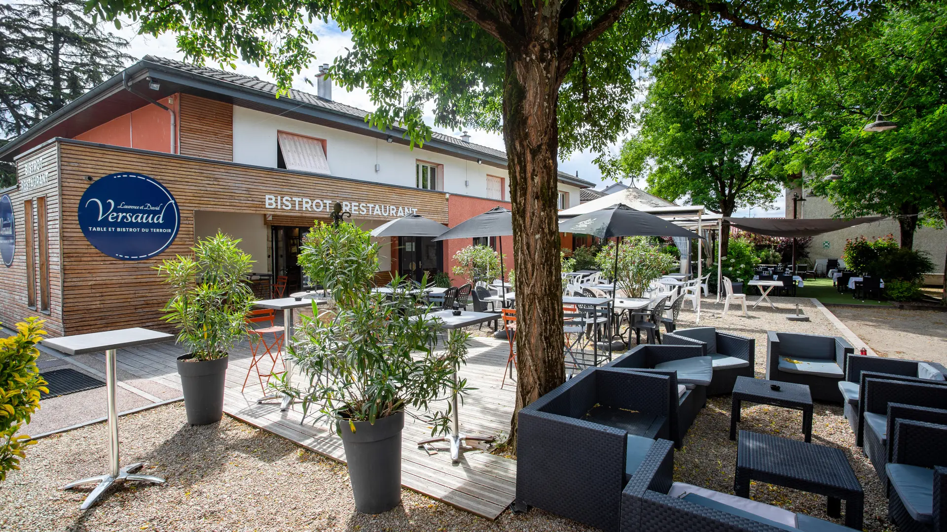Enseigne et Terrasse Restaurant Versaud Viriat