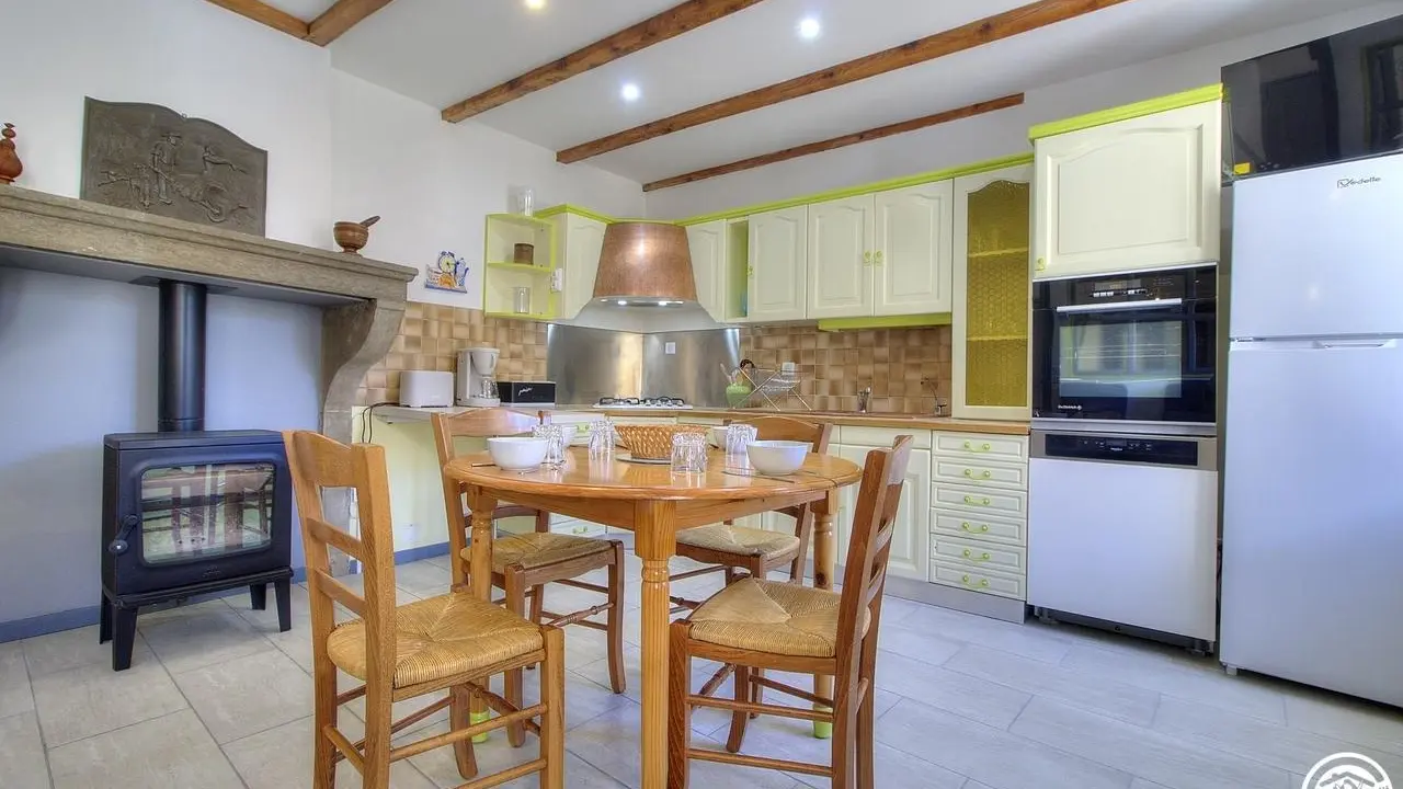 Un poêle à bois pour vos soirées plus fraîche.