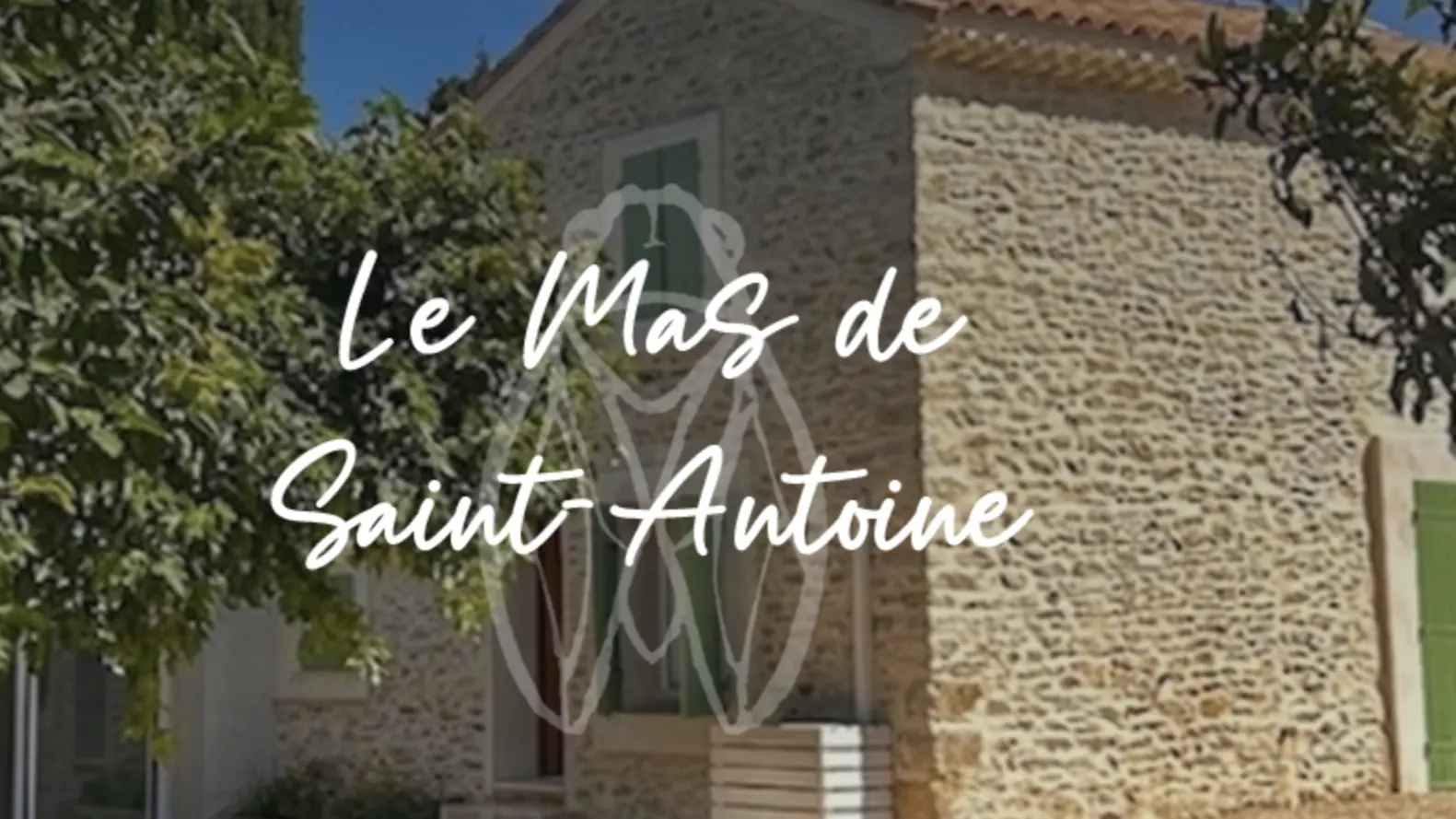 Mas Saint Antoine_L'Isle-sur-la-Sorgue logo sur façade en pierre