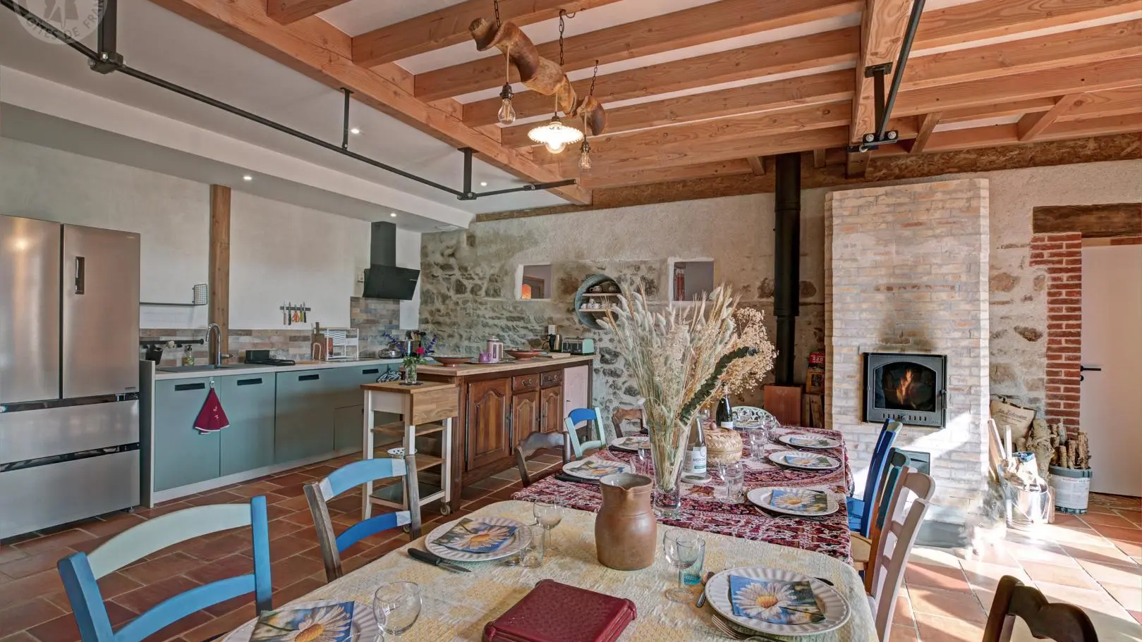 Pièce de vie, cuisine, poêle de masse