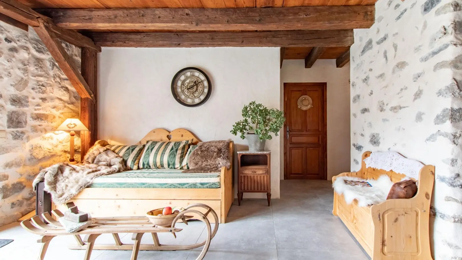 Espace séjour 2 et accès chambres 1 et 2