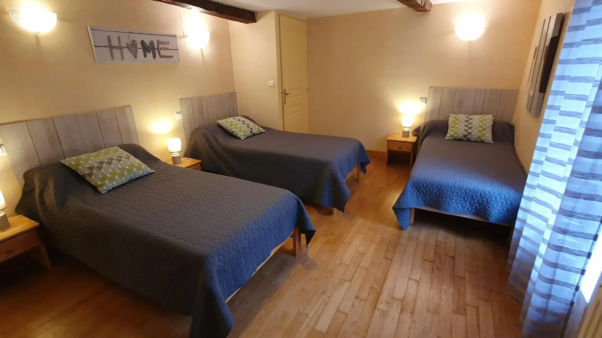 chambre 3 avec 3 lits de 90cm