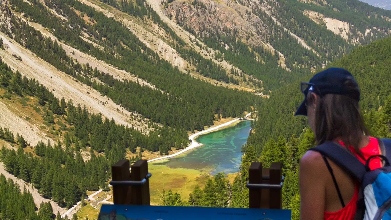 Point de vue sur le Lac d'Orceyrette avec un panneau pédagogique