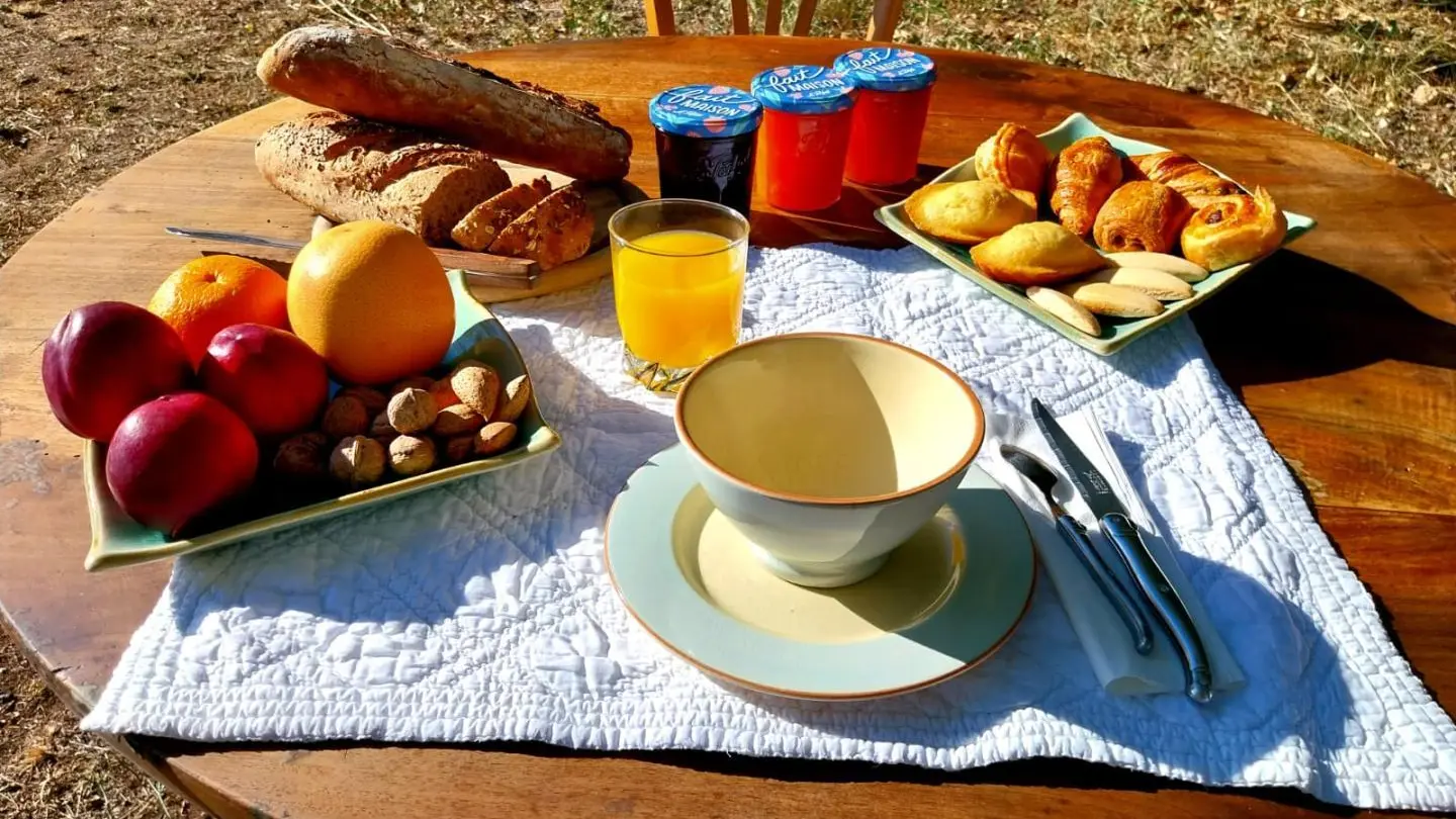 Le petit déjeuner en extérieur