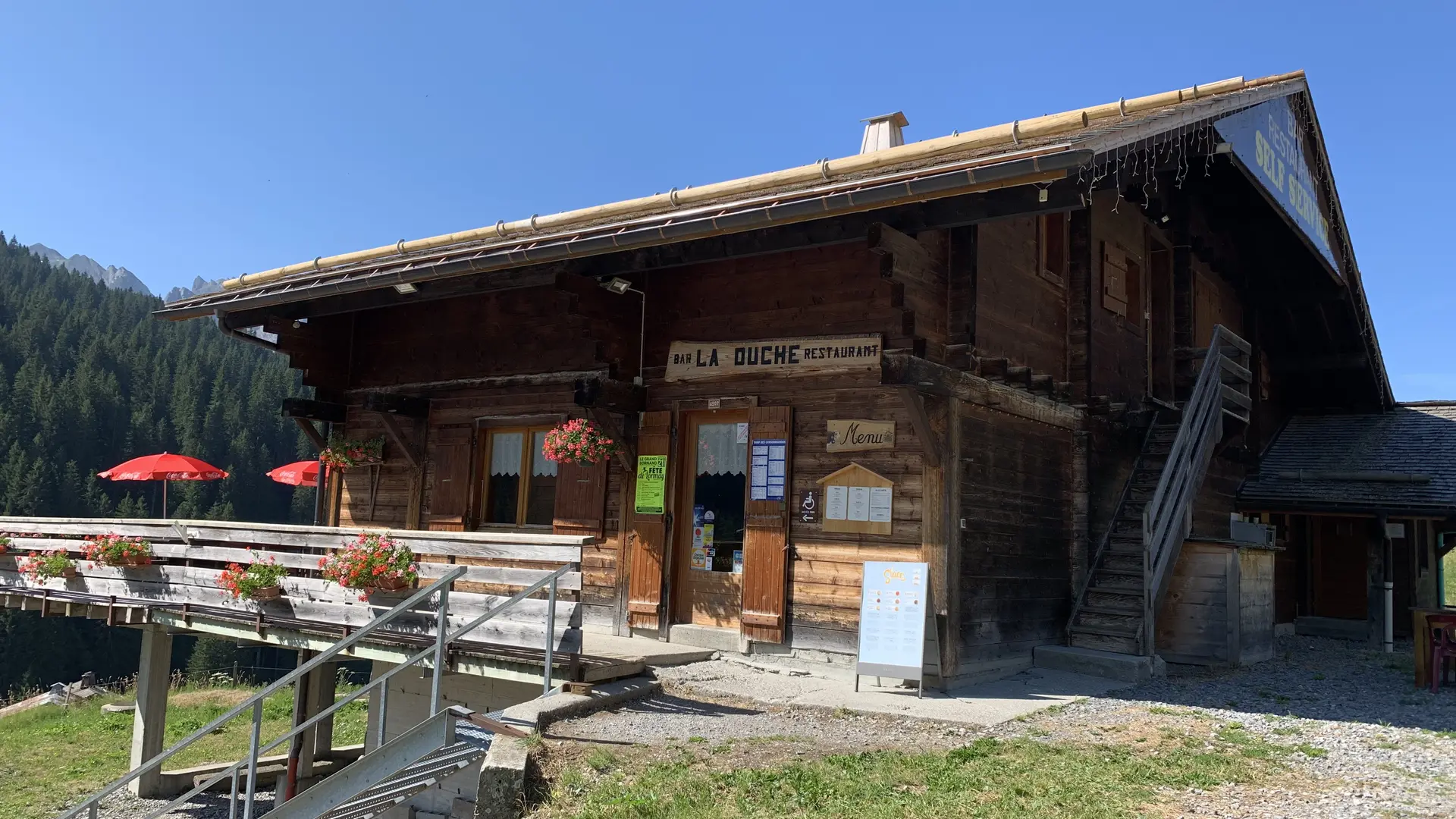 Restaurant d'altitude d'été La Duche sur la route du Col des Annes