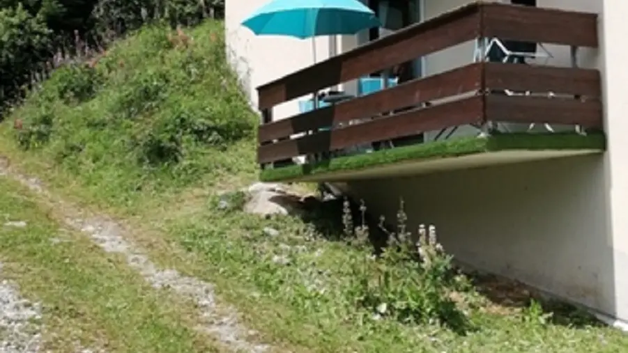 vue de l'extérieur sur le balcon été