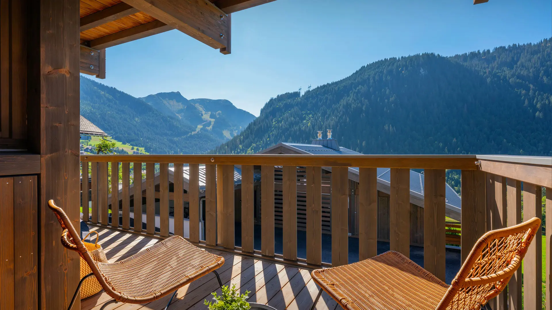 Balcon  avec vue sur les montagnes en été