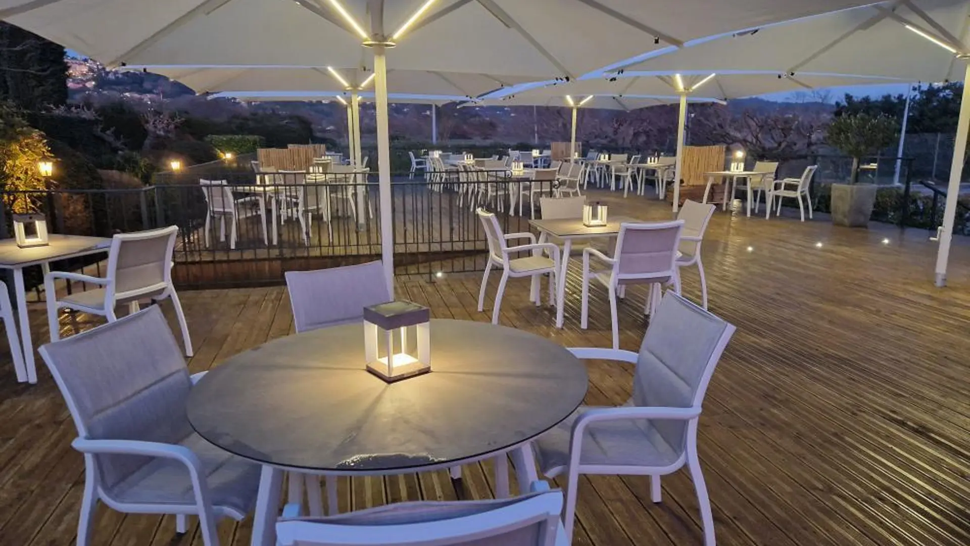 La terrasse en soirée