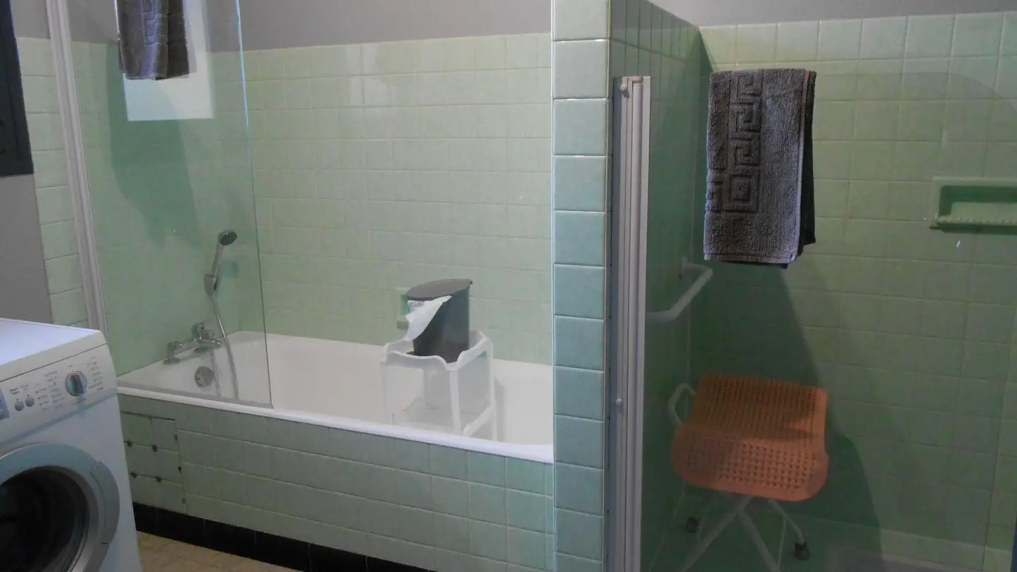 Salle de bain douche et baignoire au 1er étage