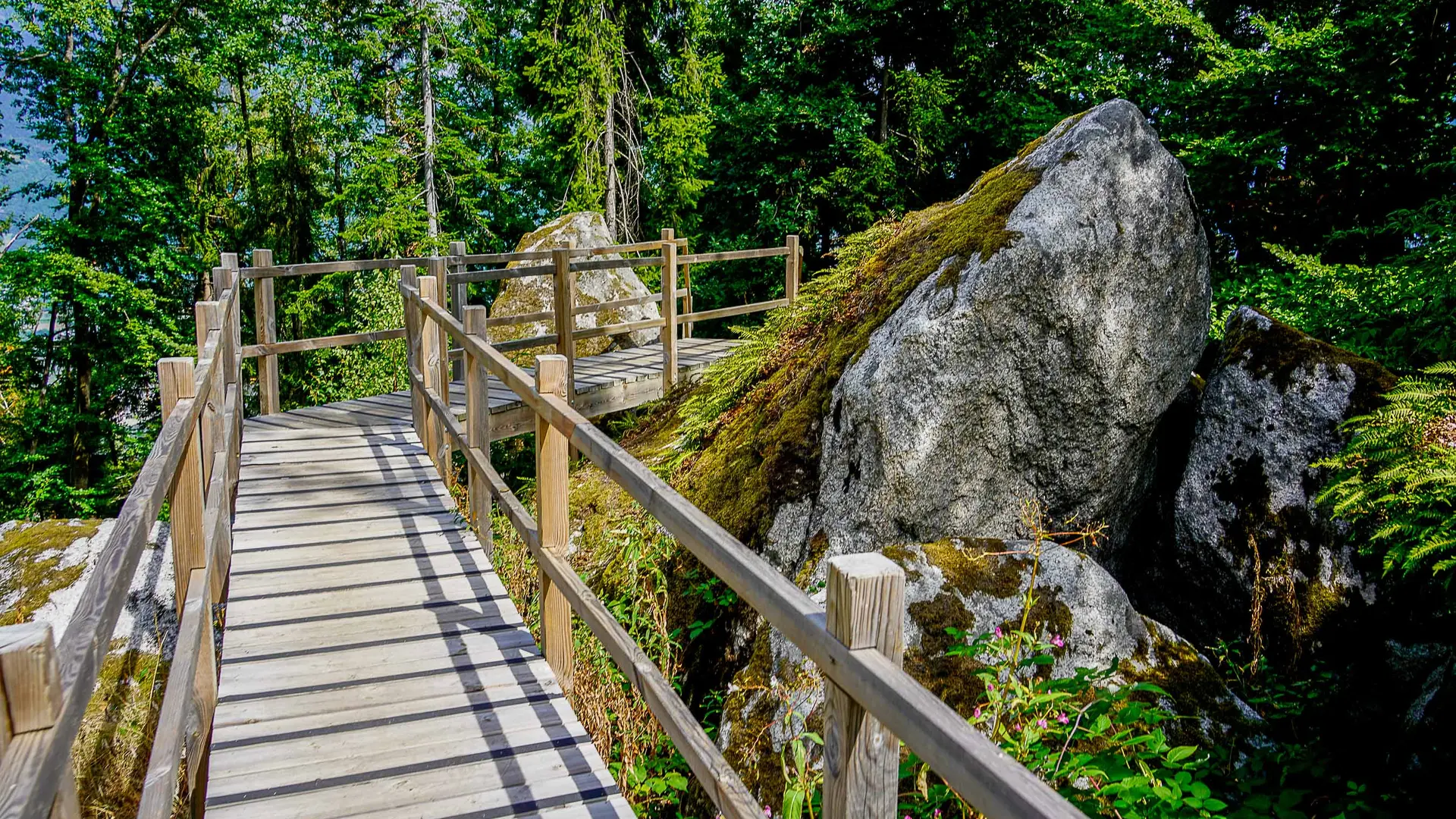 passerelle en bois et bloc de granit