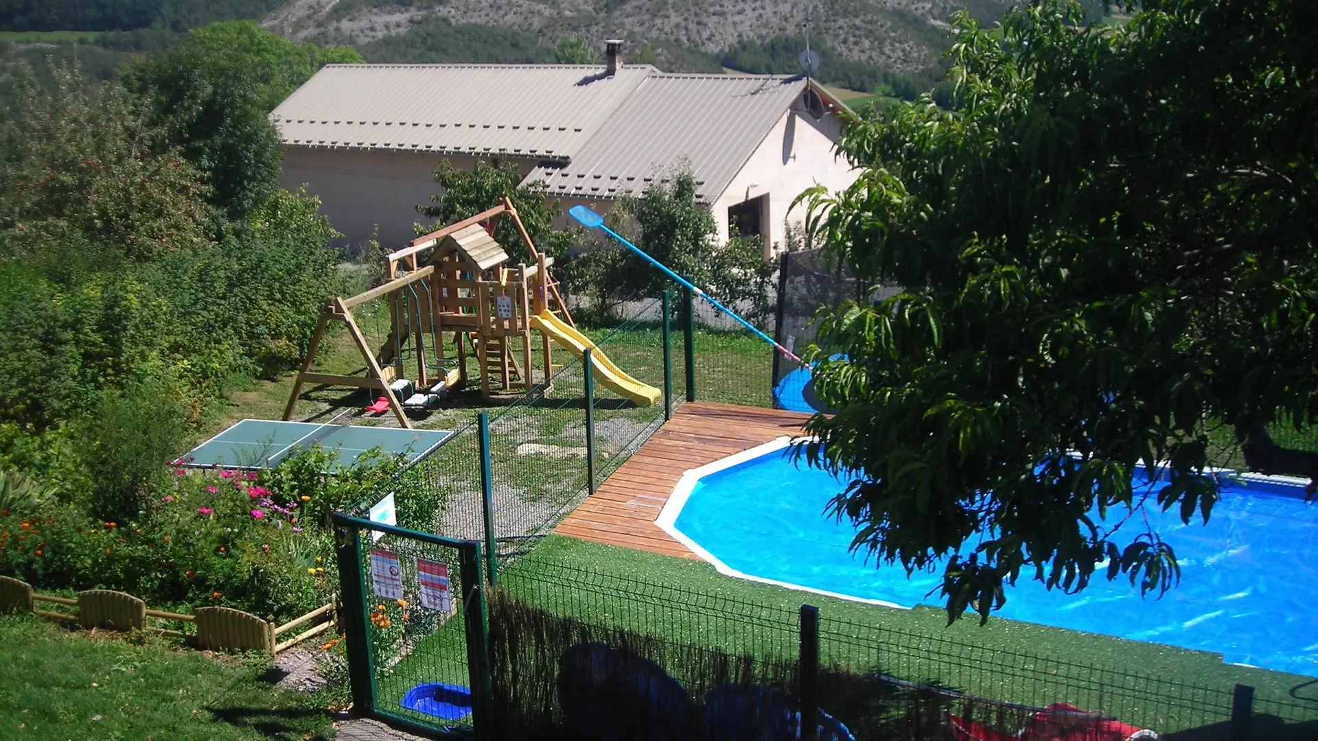 Piscine et aire de jeux