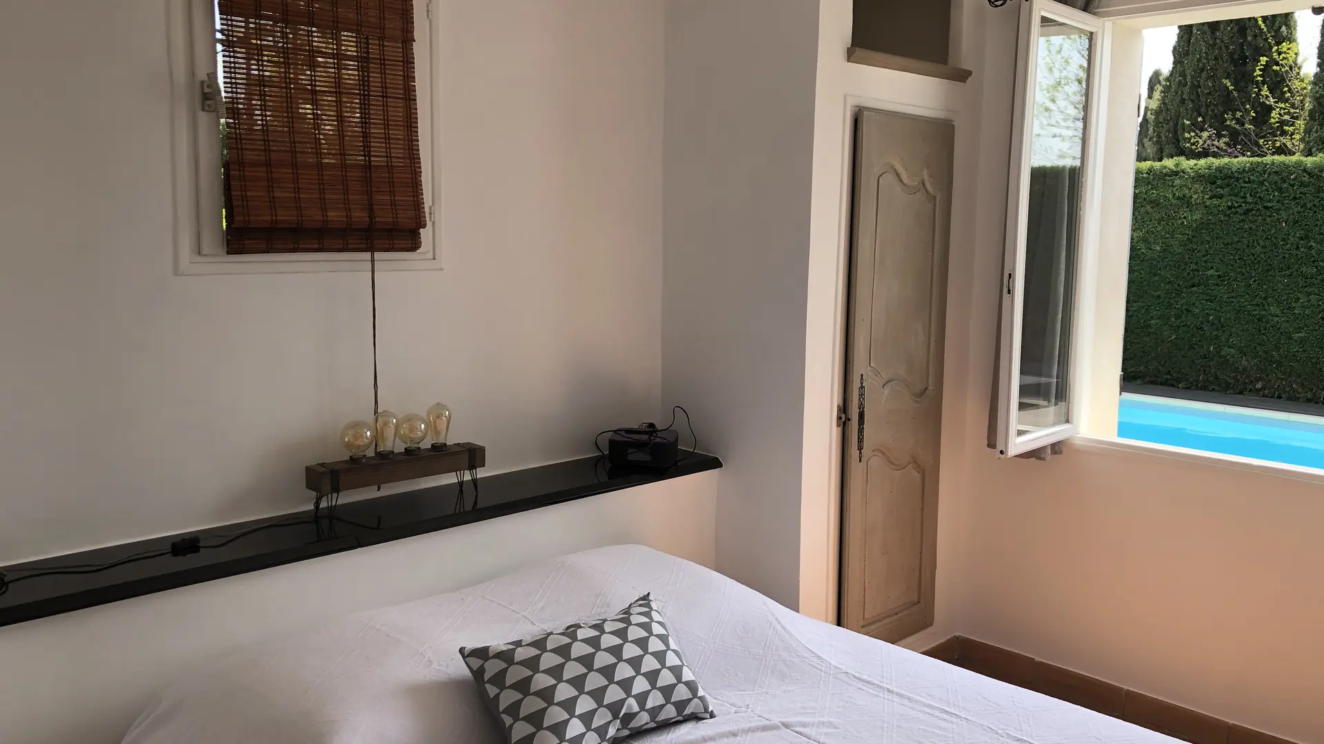 Chambre donnant sur piscine