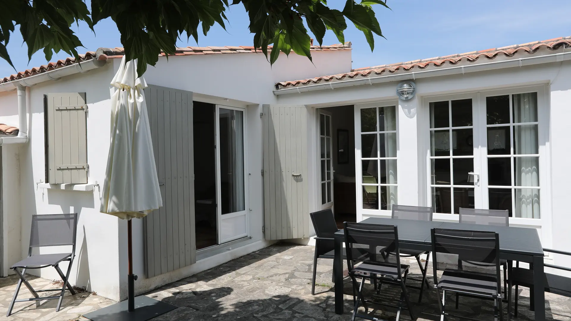 Façade extérieure et terrasse