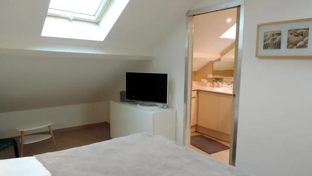 Espace nuit donnant sur la salle de bains