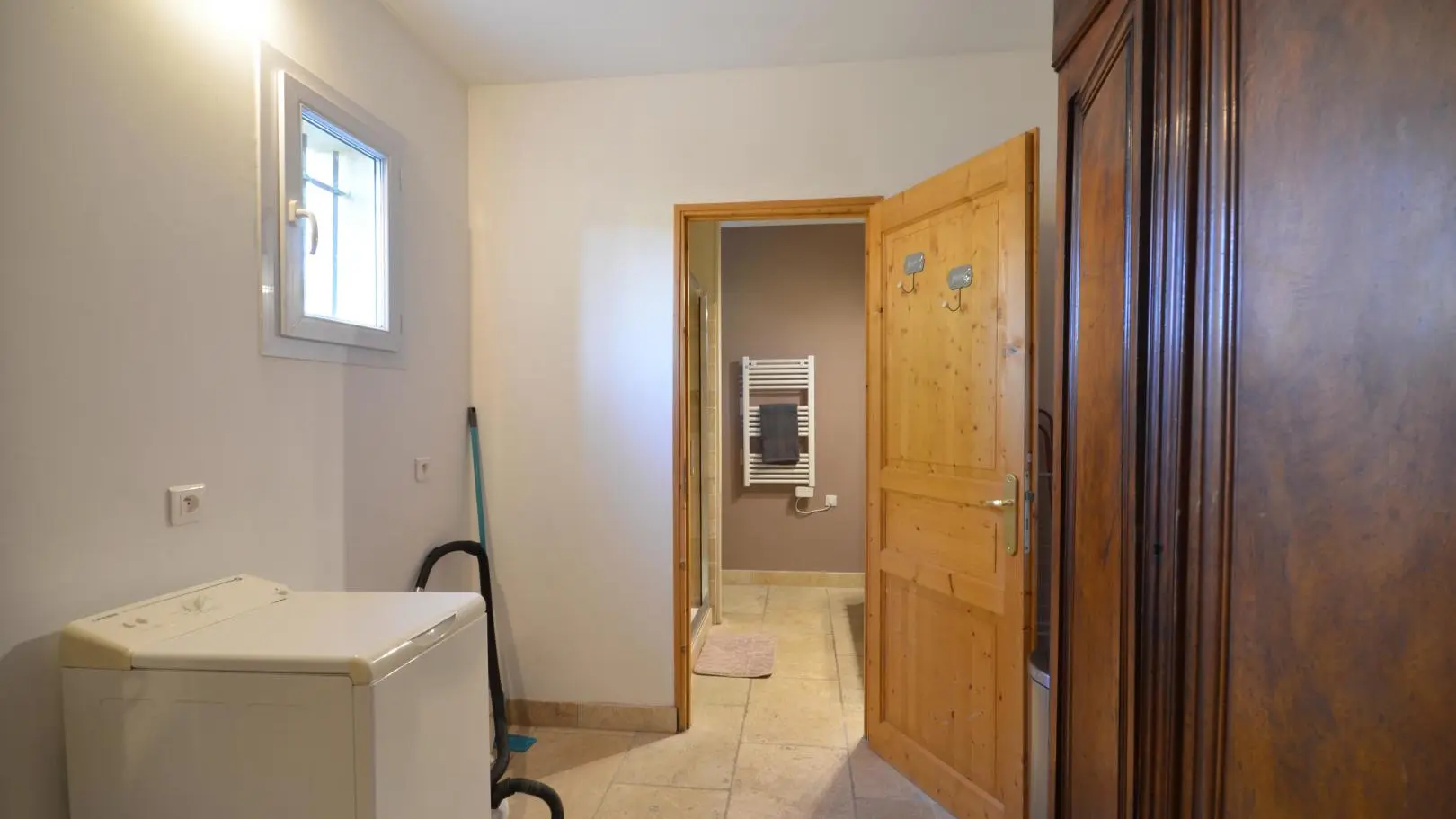 Buanderie AVEC MACHINE A LAVER ET UNE ARMOIRE DE RANGEMENT