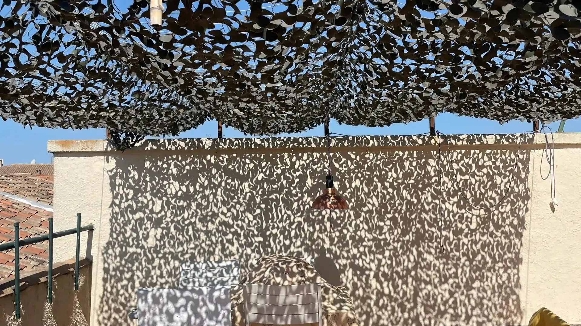 Yolaine et Marcel_L'Isle-sur-la-Sorgue etrrasse ombragée