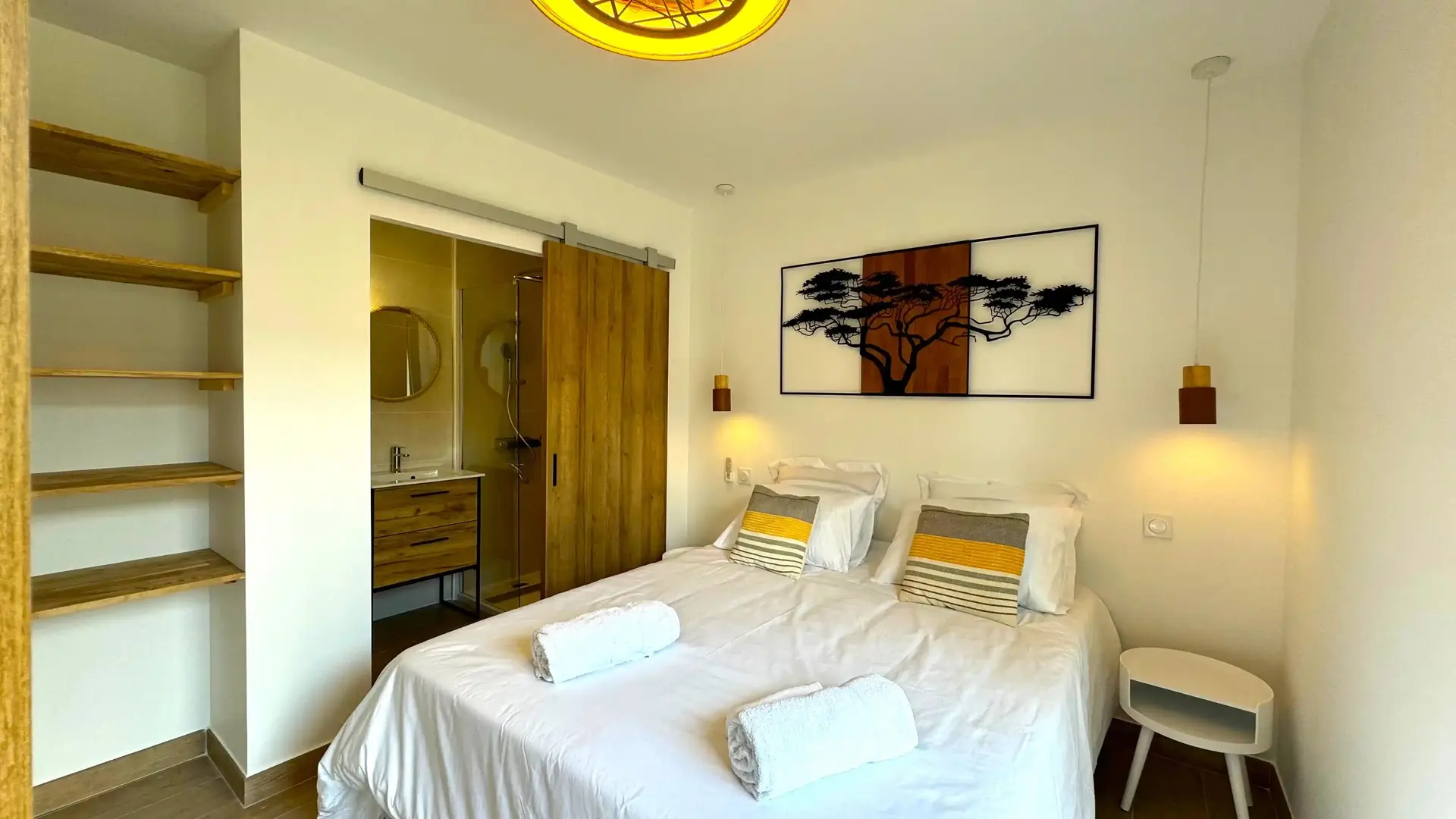 Daya Lodge - Lodge nature_L'Isle-sur-la-Sorgue chambre avec salle d'eau porte coulissante en bois