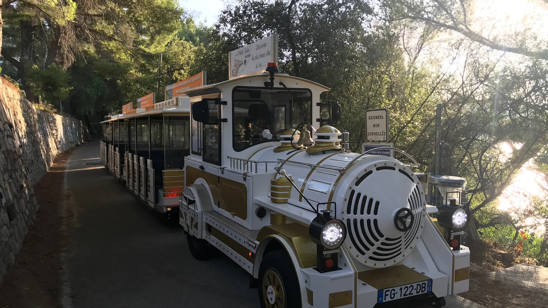 Petit Train du Lavandou entre les pins et la mer, voie du train des pignes