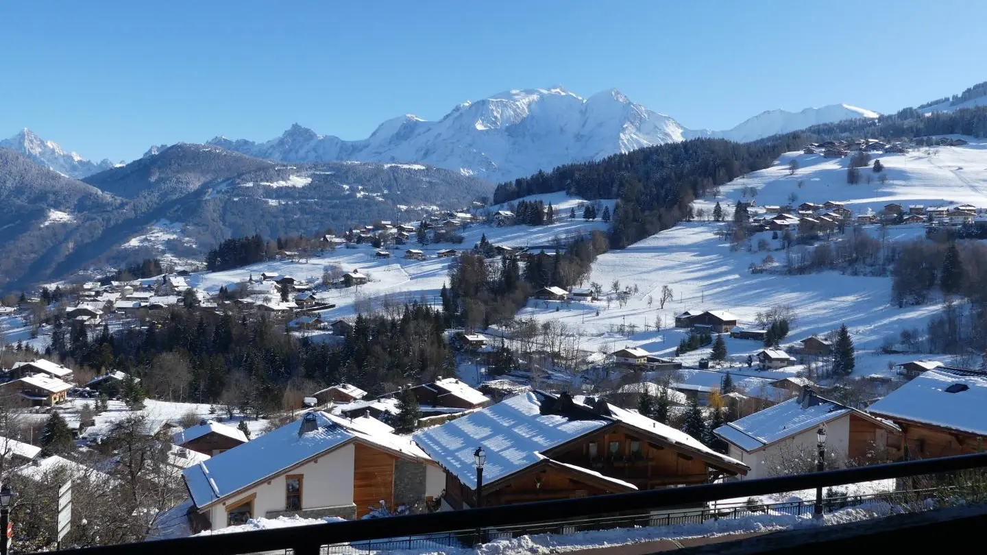 Vue sur le Mont-Blanc depuis l'appartement et sur le balcon.